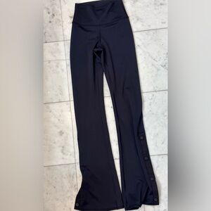 Alo airlift snap flare leg pant sz XS